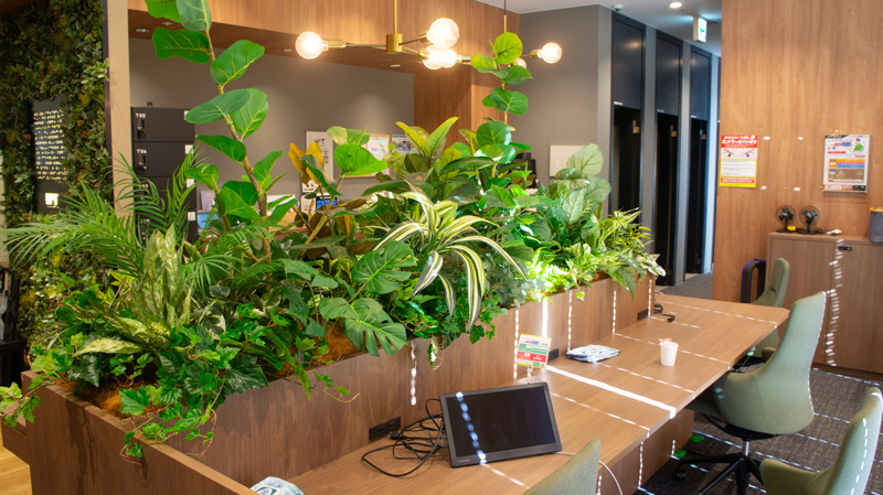 「H¹T海浜幕張」店舗内の観葉植物
